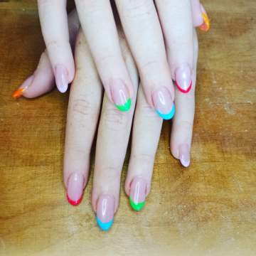 Rallongement d'ongles en gel sur chablon avec french couleur